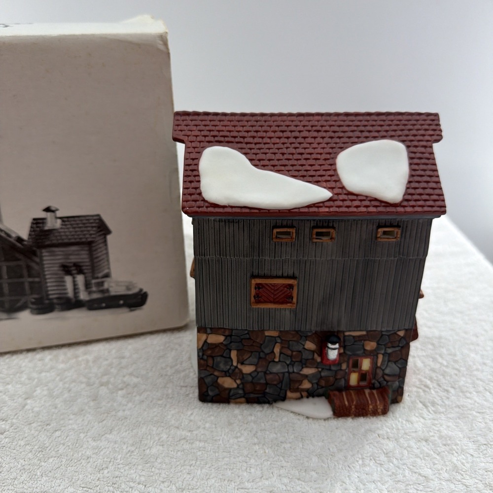 Department 56 New England Village Series Blue Star Ice Co. w Box & Light Retired